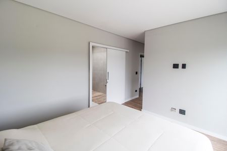 Casa de condomínio à venda com 456m², 4 quartos e 6 vagasSuíte master