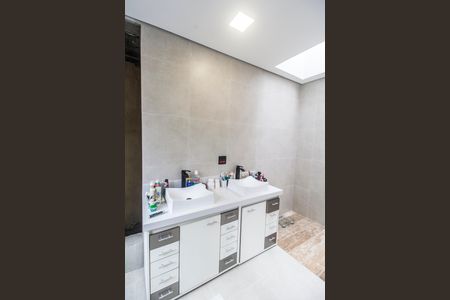 Casa de condomínio à venda com 456m², 4 quartos e 6 vagasBanheiro da Suíte