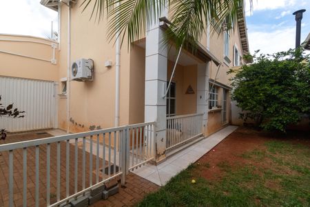 Casa de condomínio à venda com 140m², 3 quartos e 4 vagas Casa de condomínio à venda com 140m², 3 quartos e 4 vagasQuintal