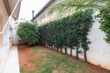 Casa de condomínio à venda com 140m², 3 quartos e 4 vagas Casa de condomínio à venda com 140m², 3 quartos e 4 vagasQuintal