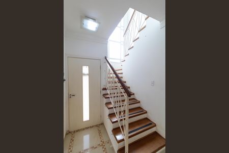 Casa de condomínio à venda com 140m², 3 quartos e 4 vagas Casa de condomínio à venda com 140m², 3 quartos e 4 vagasEscada