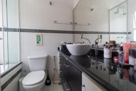 Casa de condomínio à venda com 140m², 3 quartos e 4 vagas Casa de condomínio à venda com 140m², 3 quartos e 4 vagasBanheiro da Suíte