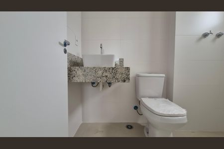 Apartamento para alugar com 69m², 2 quartos e 2 vagasBanheiro da suíte