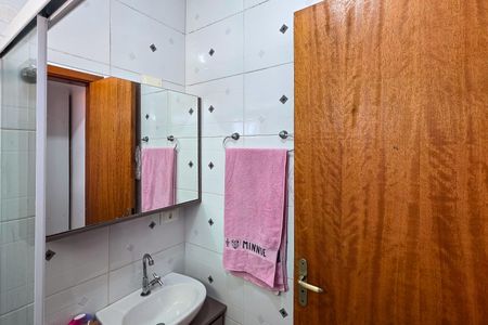 Banheiro Suíte 1 de casa de condomínio para alugar com 2 quartos, 65m² em Jardim Itapema, São Paulo