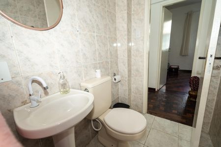 Banheiro de apartamento à venda com 2 quartos, 44m² em Passo d’Areia, Porto Alegre