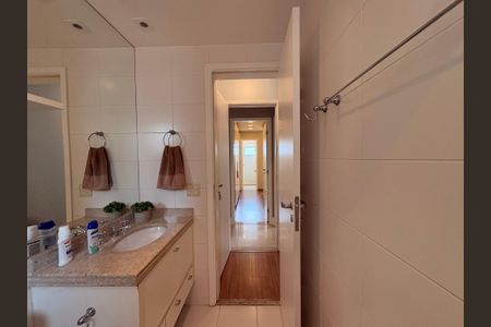 Apartamento à venda com 135m², 3 quartos e 3 vagasBanheiro da Suíte 1
