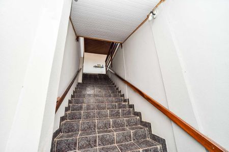 Casa para alugar com 300m², 3 quartos e 2 vagasEscada