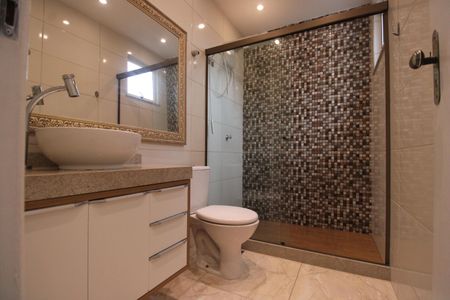 Casa de condomínio para alugar com 120m², 3 quartos e sem vagaBanheiro da suíte