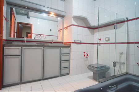 Casa à venda com 288m², 3 quartos e 2 vagasBanheiro da Suíte