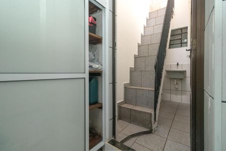 Casa para alugar com 250m², 3 quartos e 1 vagaEscada para área de serviço