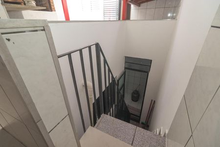 Casa para alugar com 250m², 3 quartos e 1 vagaEscada para área de serviço