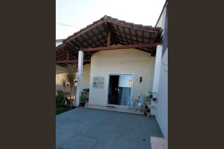 Casa à venda com 185m², 2 quartos e 2 vagas Casa à venda com 185m², 2 quartos e 2 vagasÁrea externa