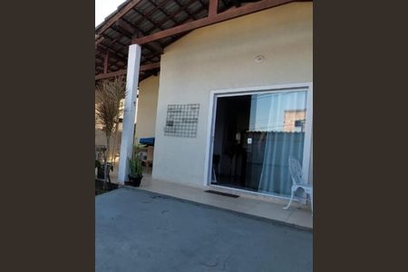 Casa à venda com 185m², 2 quartos e 2 vagas Casa à venda com 185m², 2 quartos e 2 vagasÁrea externa