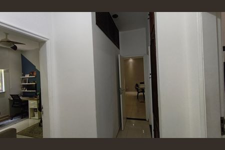 Corredor de acesso a área íntima de apartamento para alugar com 3 quartos, 125m² em Grajaú, Rio de Janeiro