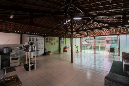 Casa à venda com 240m², 4 quartos e 4 vagas Casa à venda com 240m², 4 quartos e 4 vagasTerraço