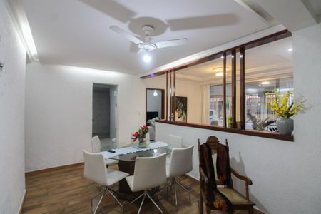 Casa à venda com 240m², 4 quartos e 4 vagas Casa à venda com 240m², 4 quartos e 4 vagasSala de Jantar