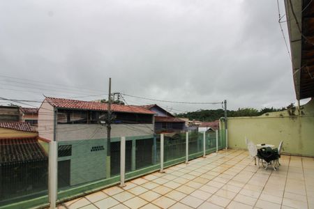 Casa à venda com 240m², 4 quartos e 4 vagas Casa à venda com 240m², 4 quartos e 4 vagasVaranda