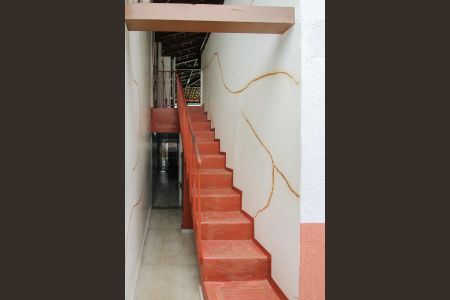 Casa à venda com 240m², 4 quartos e 4 vagas Casa à venda com 240m², 4 quartos e 4 vagasEscada para Terraço