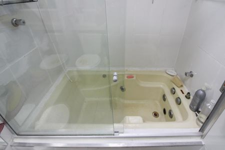 Casa à venda com 240m², 4 quartos e 4 vagas Casa à venda com 240m², 4 quartos e 4 vagasBanheiro da Suíte 1