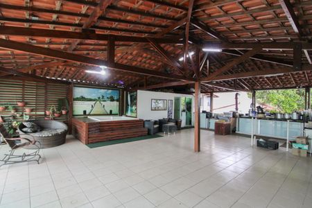 Casa à venda com 240m², 4 quartos e 4 vagas Casa à venda com 240m², 4 quartos e 4 vagasTerraço