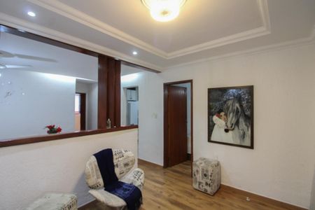 Casa à venda com 240m², 4 quartos e 4 vagas Casa à venda com 240m², 4 quartos e 4 vagasSala