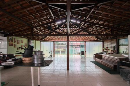 Casa à venda com 240m², 4 quartos e 4 vagas Casa à venda com 240m², 4 quartos e 4 vagasTerraço