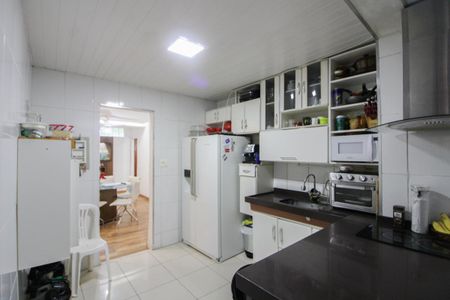 Casa à venda com 240m², 4 quartos e 4 vagas Casa à venda com 240m², 4 quartos e 4 vagasCozinha