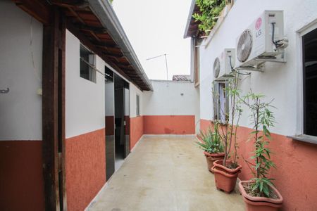 Casa à venda com 240m², 4 quartos e 4 vagas Casa à venda com 240m², 4 quartos e 4 vagasÁrea