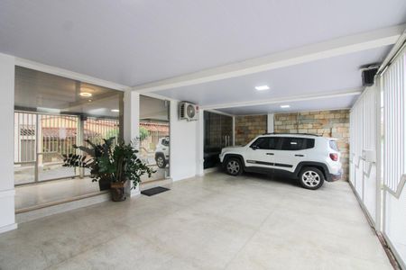 Casa à venda com 240m², 4 quartos e 4 vagas Casa à venda com 240m², 4 quartos e 4 vagasGaragem