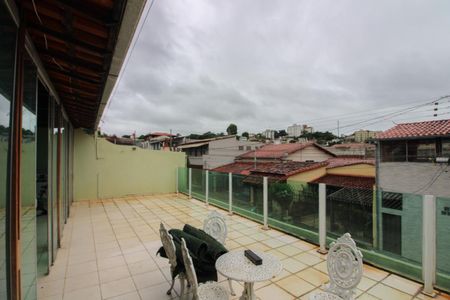 Casa à venda com 240m², 4 quartos e 4 vagas Casa à venda com 240m², 4 quartos e 4 vagasVaranda