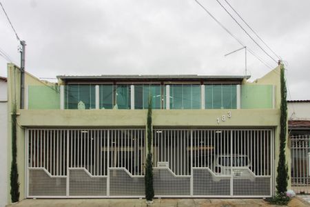 Casa à venda com 240m², 4 quartos e 4 vagas Casa à venda com 240m², 4 quartos e 4 vagasFachada