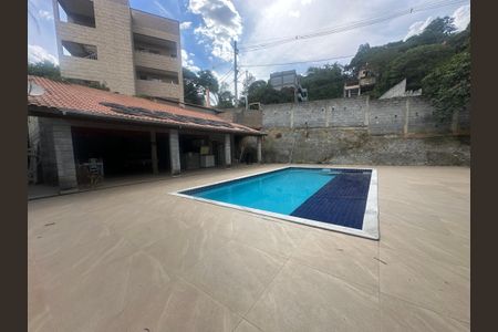 Casa à venda com 300m², 4 quartos e 8 vagas Casa à venda com 300m², 4 quartos e 8 vagasPiscina