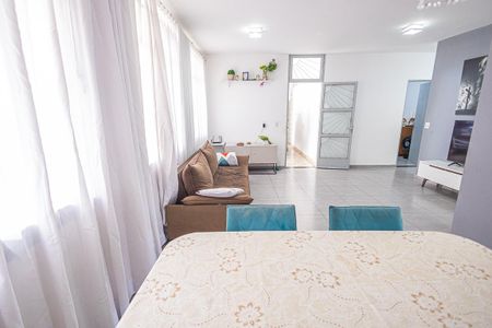 Casa à venda com 5 quartos, 220m² em Santa Monica, Belo Horizonte