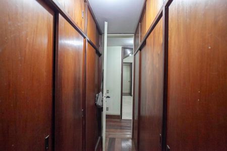 Casa à venda com 355m², 4 quartos e 8 vagas Casa à venda com 355m², 4 quartos e 8 vagasCloset da suíte