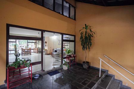 Casa à venda com 355m², 4 quartos e 8 vagas Casa à venda com 355m², 4 quartos e 8 vagasVaranda