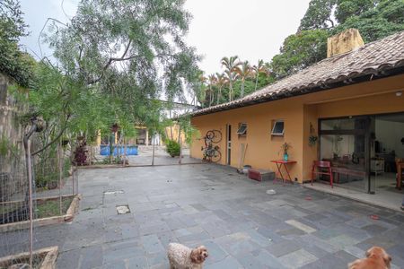 Casa à venda com 355m², 4 quartos e 8 vagas Casa à venda com 355m², 4 quartos e 8 vagasQuintal