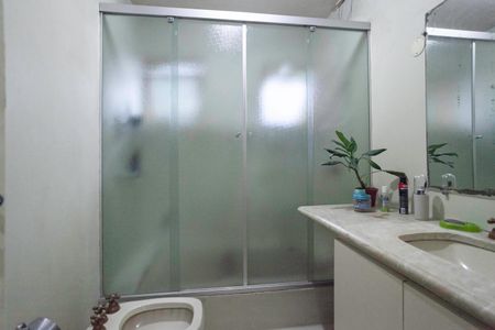 Casa à venda com 355m², 4 quartos e 8 vagas Casa à venda com 355m², 4 quartos e 8 vagasBanheiro das semi suítes 1 e 2