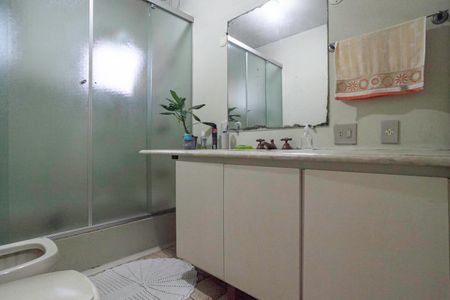 Casa à venda com 355m², 4 quartos e 8 vagas Casa à venda com 355m², 4 quartos e 8 vagasBanheiro das semi suítes 1 e 2