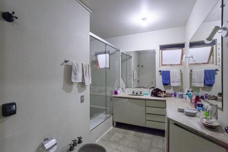 Casa à venda com 355m², 4 quartos e 8 vagas Casa à venda com 355m², 4 quartos e 8 vagasBanheiro da suíte