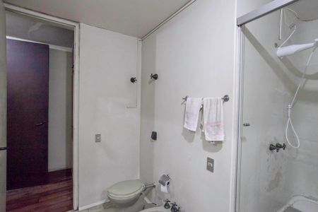 Casa à venda com 355m², 4 quartos e 8 vagas Casa à venda com 355m², 4 quartos e 8 vagasBanheiro da suíte