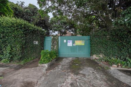 Casa à venda com 355m², 4 quartos e 8 vagas Casa à venda com 355m², 4 quartos e 8 vagasFachada