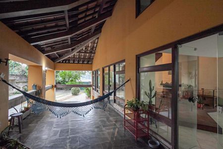 Casa à venda com 355m², 4 quartos e 8 vagas Casa à venda com 355m², 4 quartos e 8 vagasVaranda