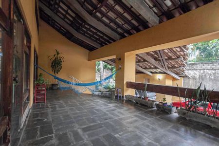 Casa à venda com 355m², 4 quartos e 8 vagas Casa à venda com 355m², 4 quartos e 8 vagasVaranda