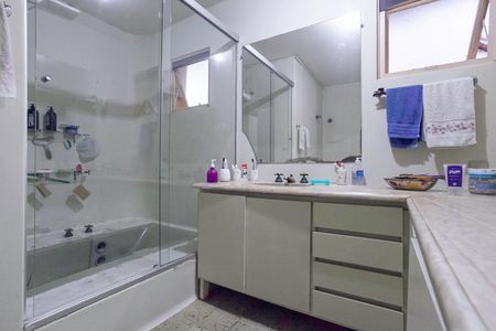 Casa à venda com 355m², 4 quartos e 8 vagas Casa à venda com 355m², 4 quartos e 8 vagasBanheiro da suíte