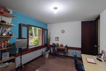 Casa à venda com 355m², 4 quartos e 8 vagas Casa à venda com 355m², 4 quartos e 8 vagasSuíte