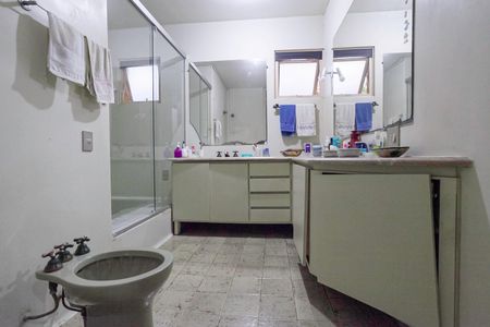 Casa à venda com 355m², 4 quartos e 8 vagas Casa à venda com 355m², 4 quartos e 8 vagasBanheiro da suíte