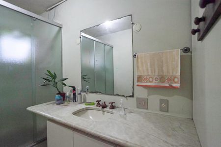 Casa à venda com 355m², 4 quartos e 8 vagas Casa à venda com 355m², 4 quartos e 8 vagasBanheiro das semi suítes 1 e 2