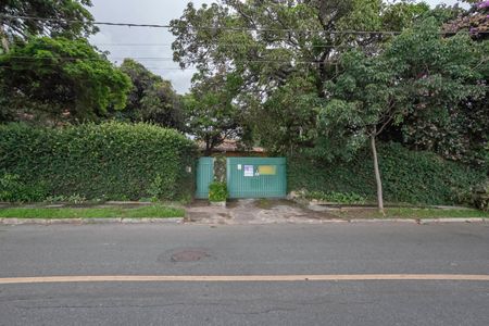 Casa à venda com 355m², 4 quartos e 8 vagas Casa à venda com 355m², 4 quartos e 8 vagasFachada