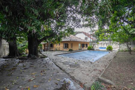 Casa à venda com 355m², 4 quartos e 8 vagas Casa à venda com 355m², 4 quartos e 8 vagasQuintal