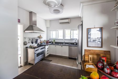 Casa de condomínio para alugar com 650m², 6 quartos e 6 vagasCozinha